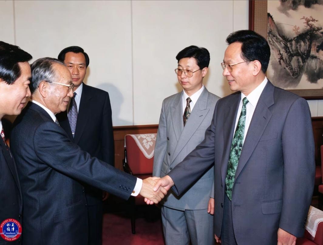 1992年，天津市相关领导率团赴日考察丰田。经过多轮沟通磋商，1994年，天津市