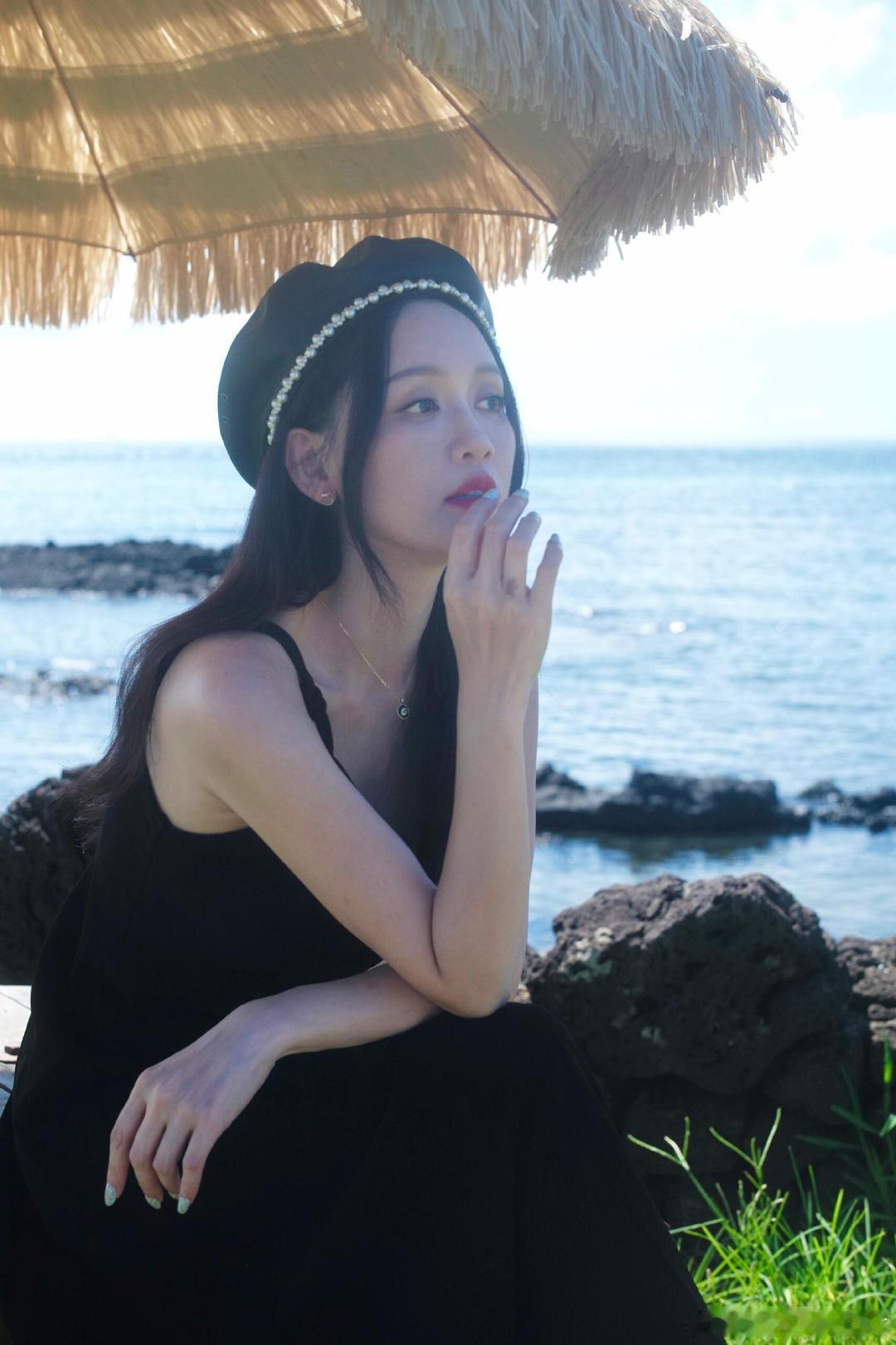 #陈乔恩贝雷帽造型#陈乔恩分享海边美照，贝雷帽搭配吊带黑裙，灵魂有香气，内心才有