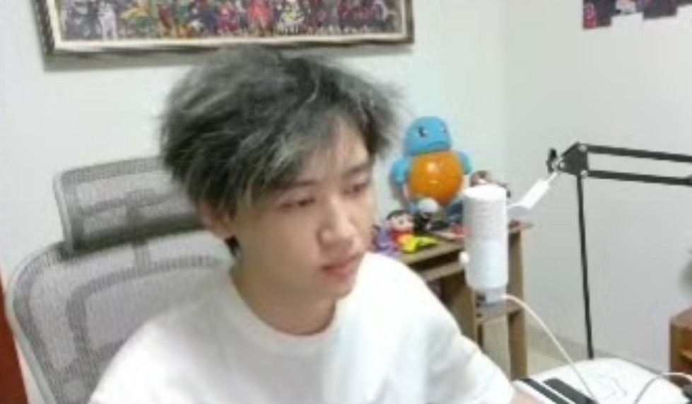 链子哥：我现在随便打职业啊，我只是没打啊，没队伍啊现在，他们不缺c的，我刚打职业