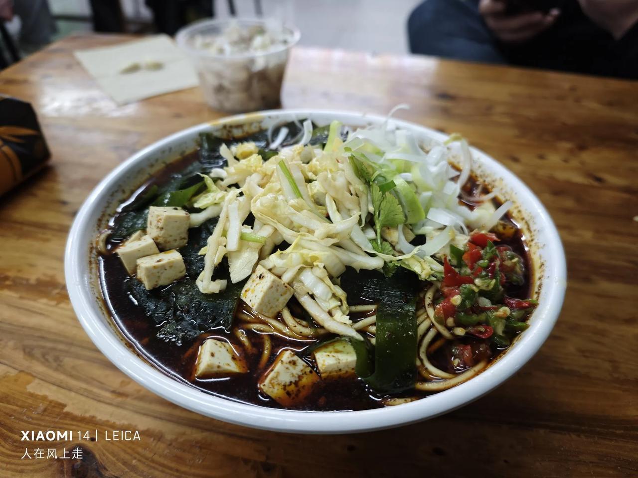 恒大街头吃襄阳牛杂面，一辣二麻三鲜味道不错！
襄阳牛杂面是襄阳人喜欢的早餐，去年