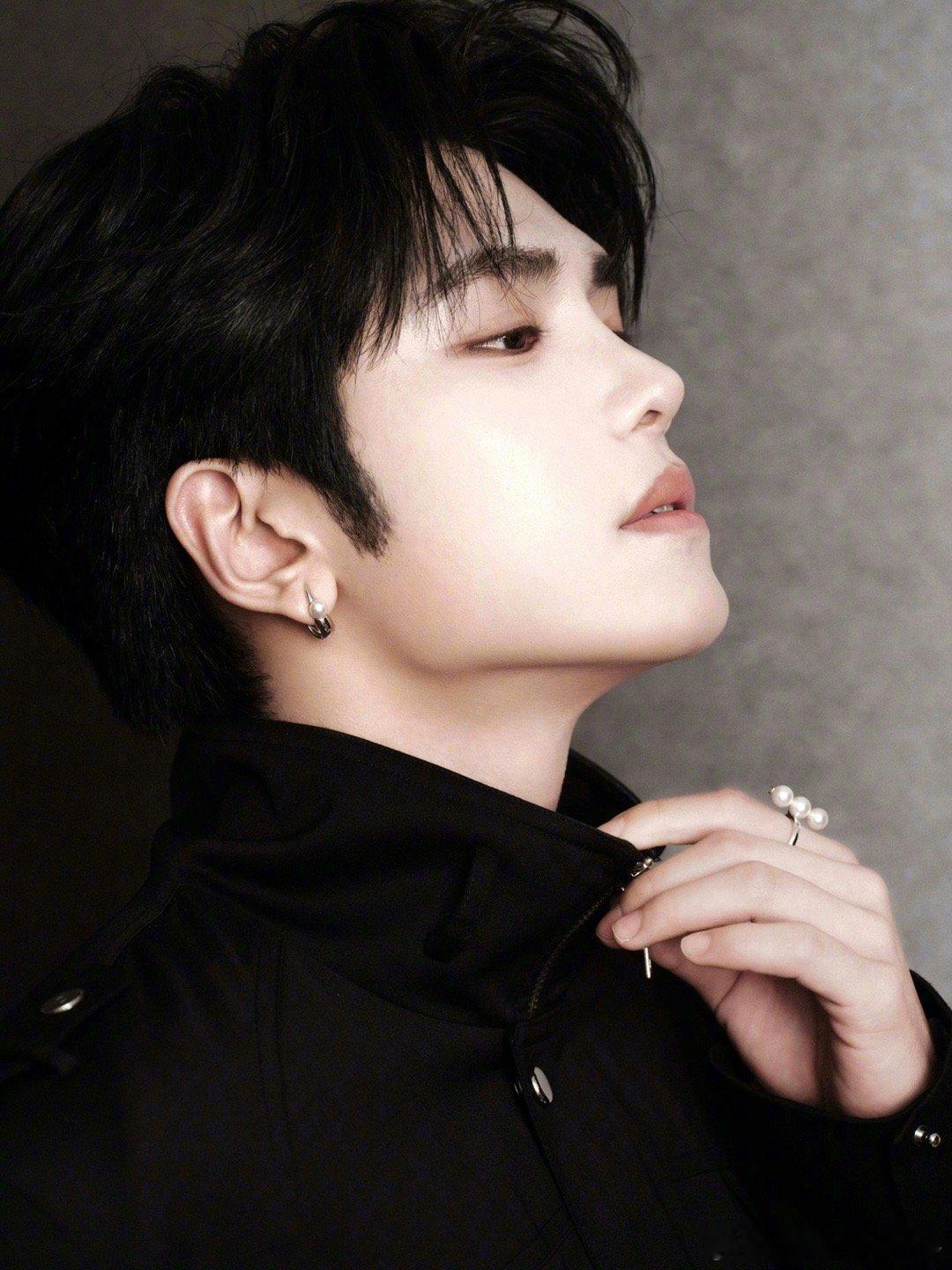 你是邵子恒那他是谁 红毯上的清冷贵公子上线！眼神锐利自带距离感，举手投足间全是高