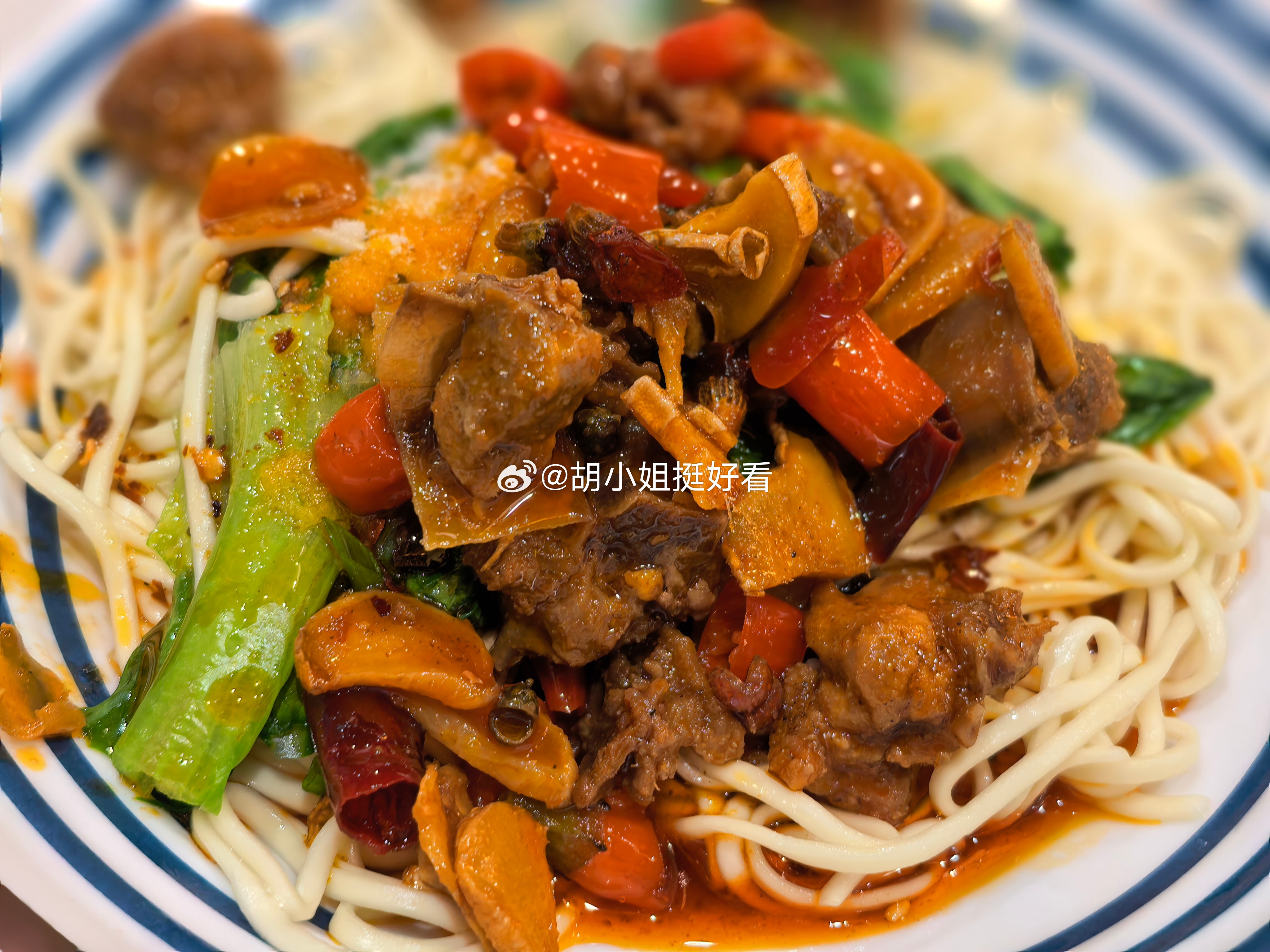 川菜和湘菜一样，不是不好吃，是特别油，一盘菜半盘油。燃面我一点不爱，稍微好吃点的