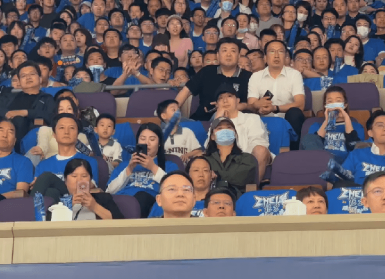 马龙一家四口观战CBA总决赛好幸福的一家人🥰，宝宝好萌 ​​​