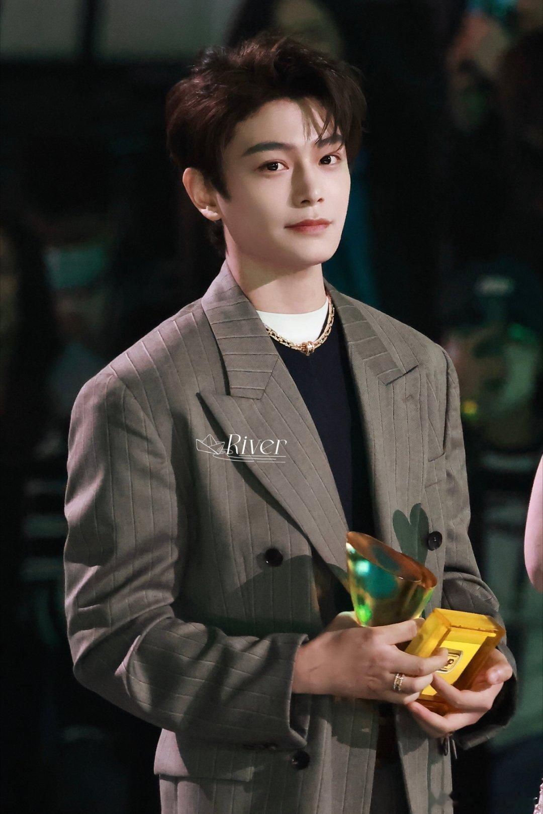 丁禹兮张海虾 dyx丁禹兮南部档案 是骁勇善战的少年将军，是独撑高门的卫家儿郎，