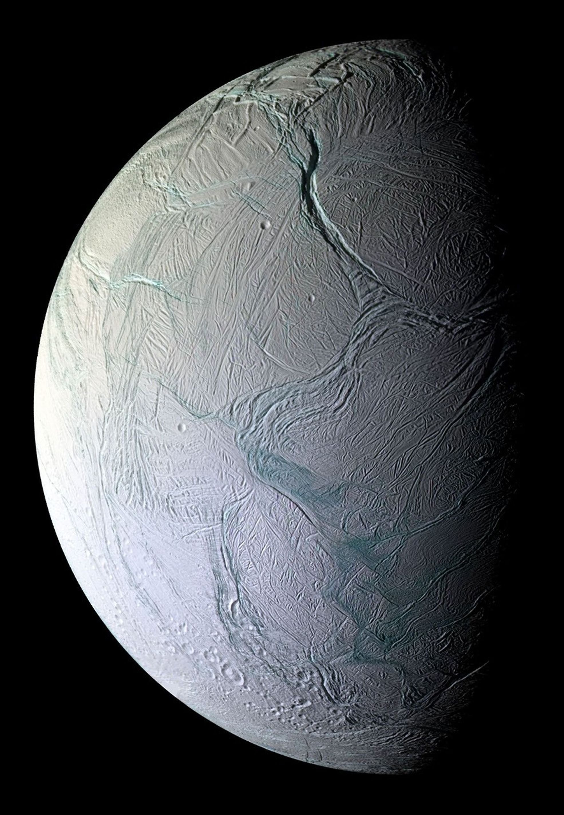土星的卫星土卫二从其南极向太空喷射出高达500英里的喷泉。在其冰冷的表面之下，隐