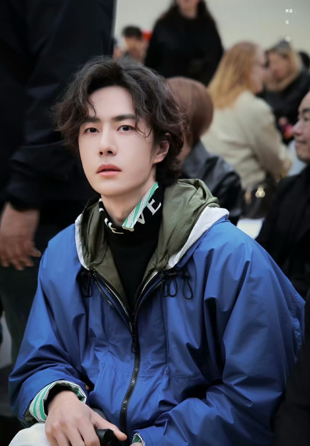 王一博卷发蓬松随性闻到王一博的香味看起来就是香香的，闻到王一博的香味 