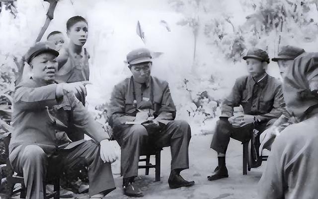 1973年，中央为防军队地方化，决定八大军区司令员对调。命令下达的那一刻，空气里