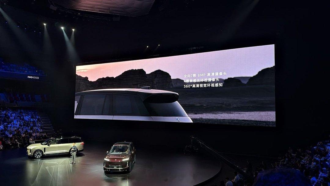 蔚来 ES9 搭载了 31 个高性能感知硬件。除了激光雷达之外，还有多个 800