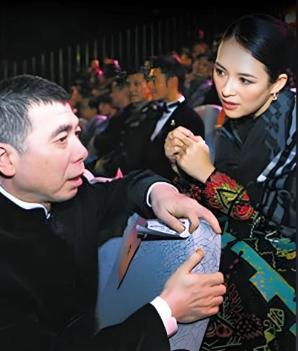 2009年，章子怡两次求演《唐山大地震》被冯小刚拒绝，这件事印证一个事实，演技顶