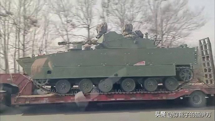 [呲牙] 这又是什么先进型号？炮塔上的“零碎”可真不少，看上去貌似光电设备和反无