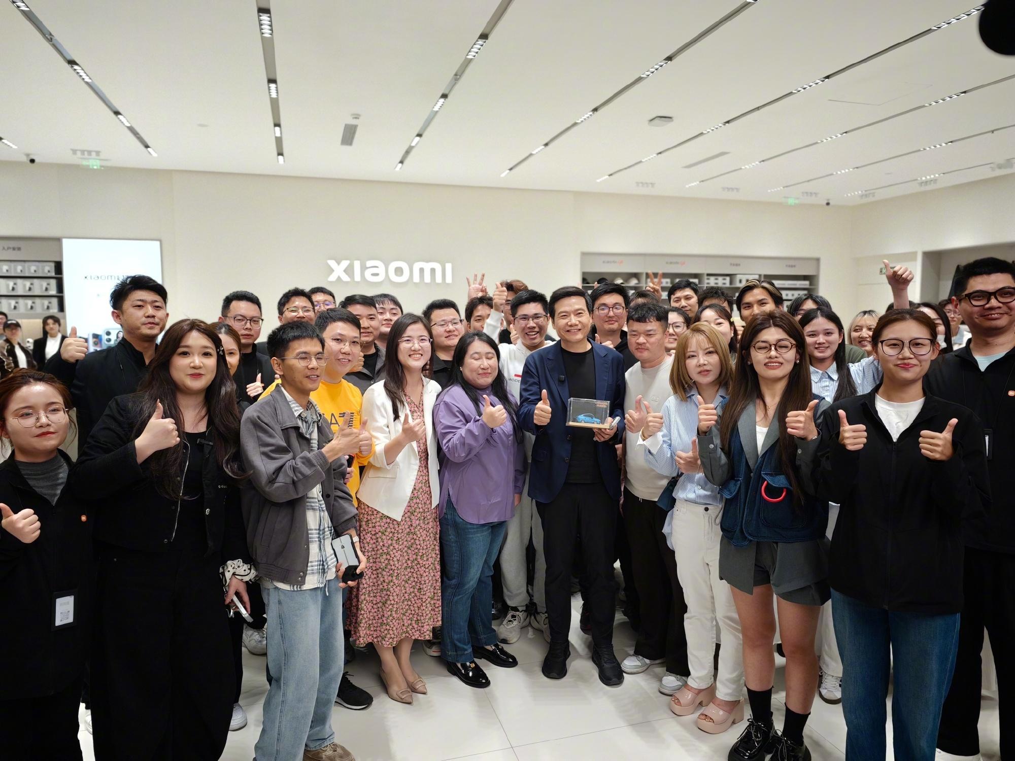 雷总也太特种兵了！跑完1300公里还直奔小米之家探店，说实话，这体力和行动力太令