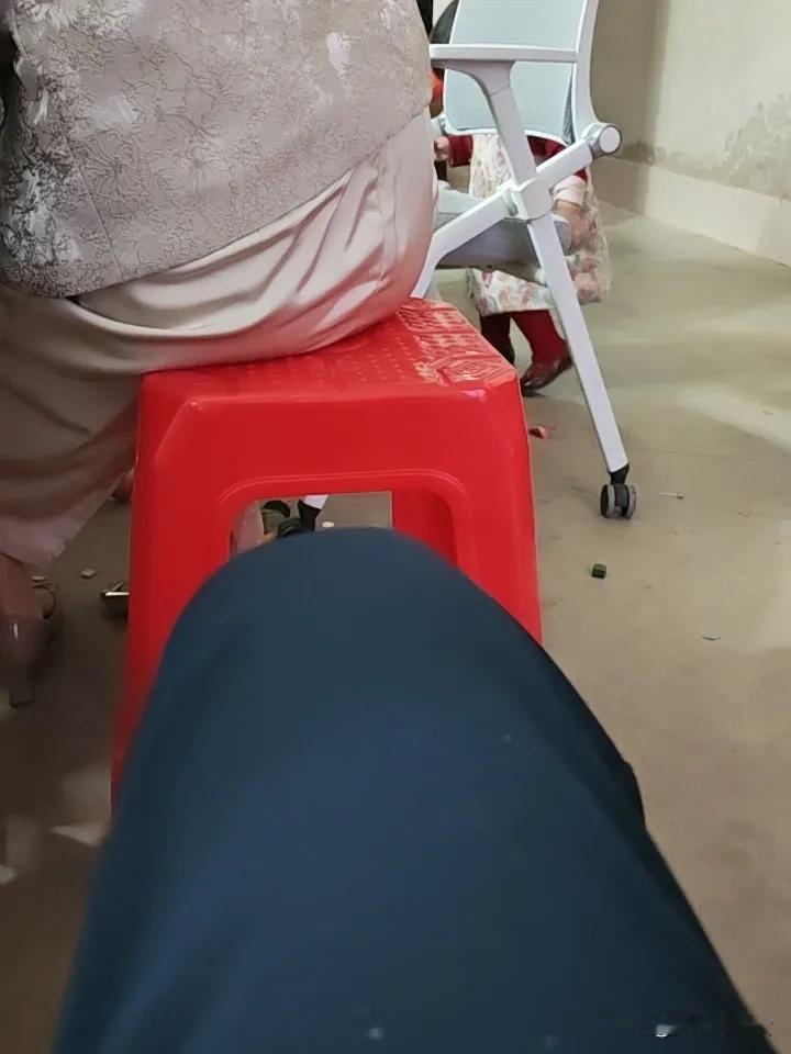 集卡领红包指尖划过屏幕，那些沉睡的数字卡片逐一苏醒。它们或许藏在通勤的地铁里，或