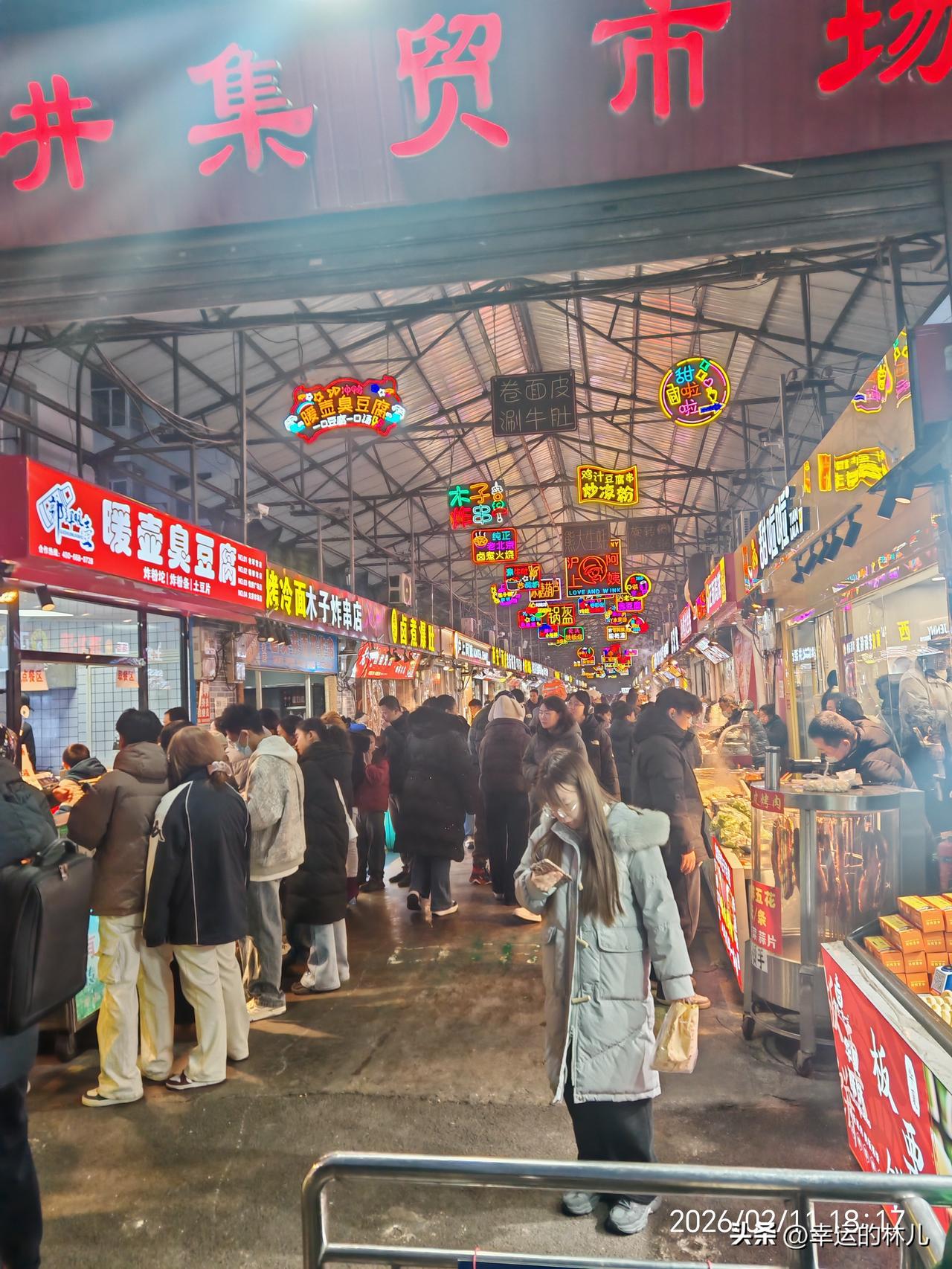 我现在喜欢一个人，
不带孩子，
不和老公，
不和朋友，
吃，
一个人吃。