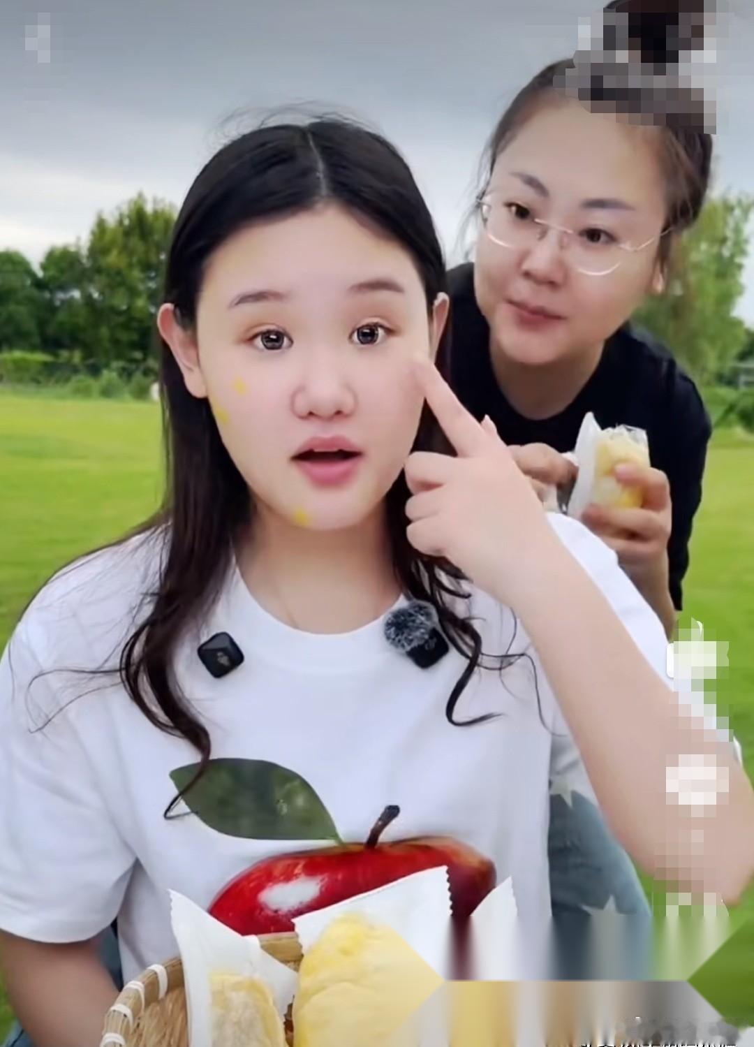 张家齐直播的时候发生了个小插曲。 有个网友在弹幕里叫她“阿姨”，还问她脸上贴的是