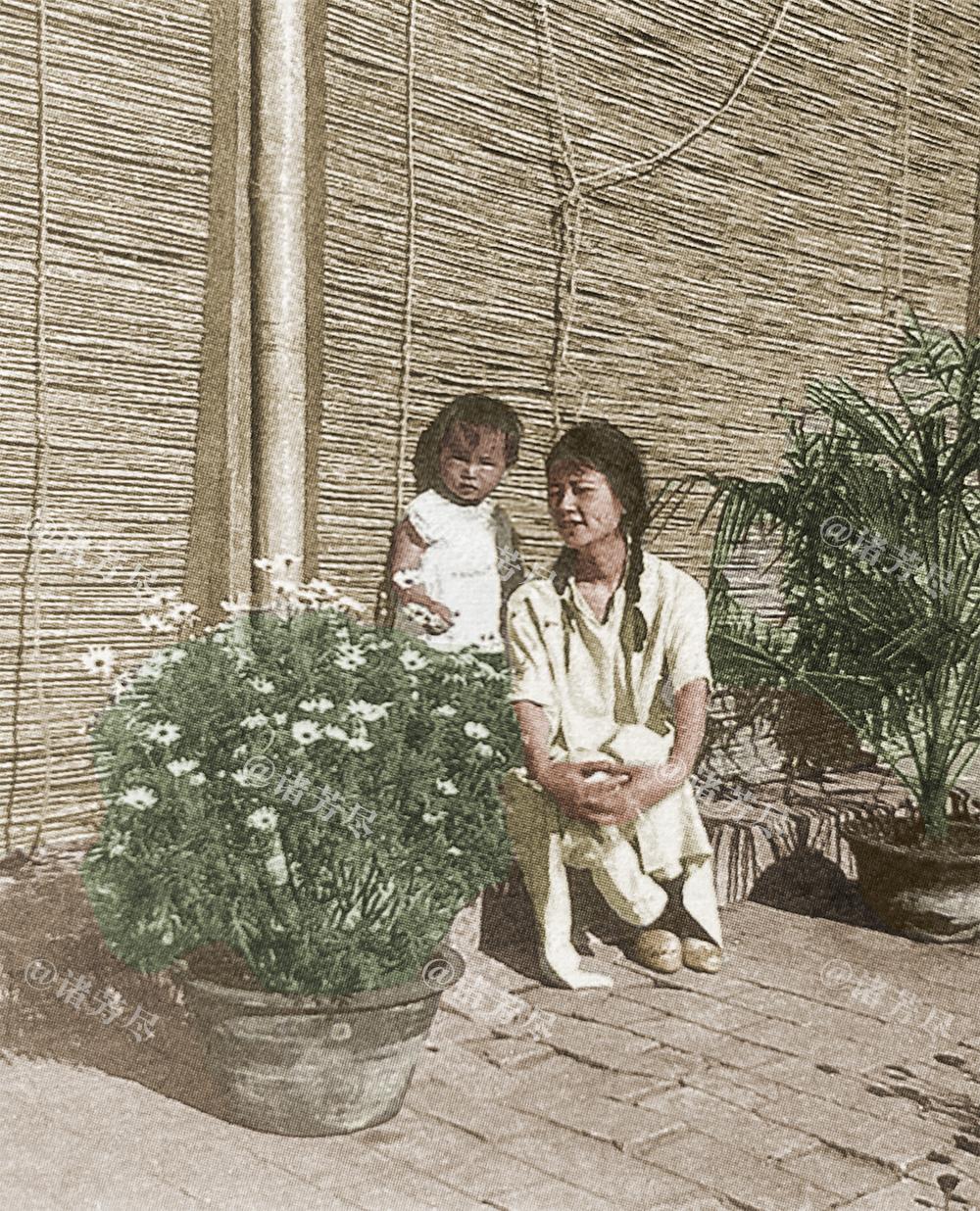 1931年，北平，林徽因与2岁的女儿梁再冰在香山疗养时，拍下了这张罕见照片。若不