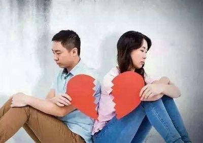 小三得意扬言要做正妻，仿佛一切都在她的掌控之中。她暗自庆幸，觉得自己用心经营的“