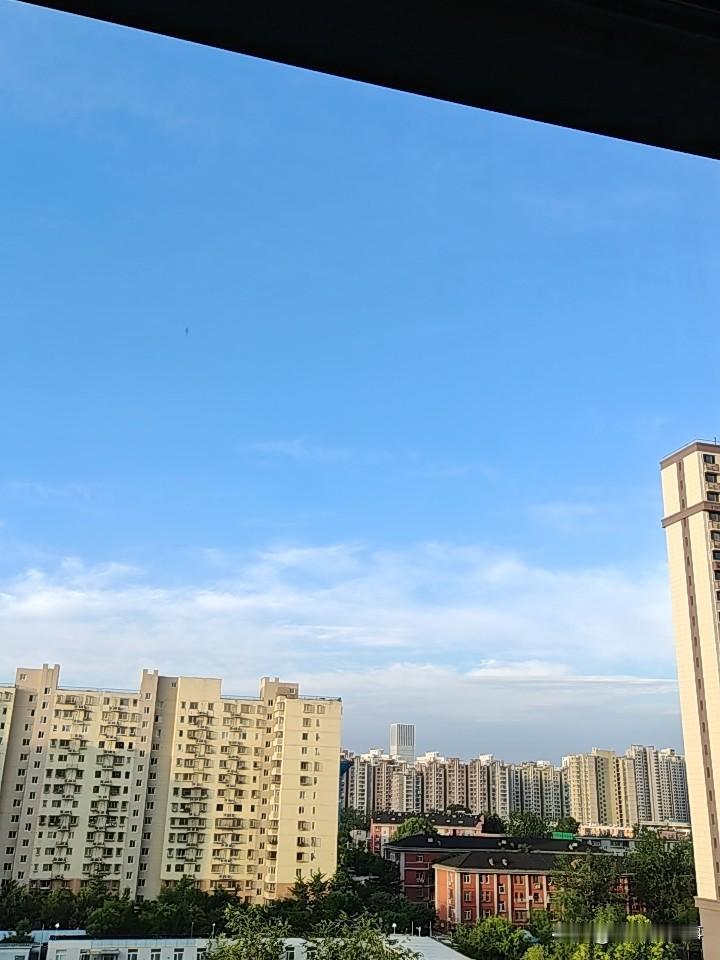 今天北京城区的蓝天简直美炸了！那蓝天白云的组合，就像一幅绝美的画卷，干净纯粹得让