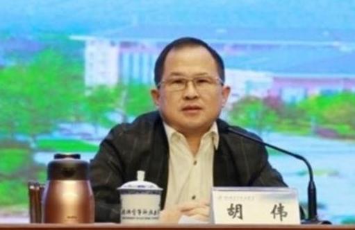 “中美关系恶化的责任不在美国，中国应该看看自己的问题！”这句话出自中国教授胡伟之