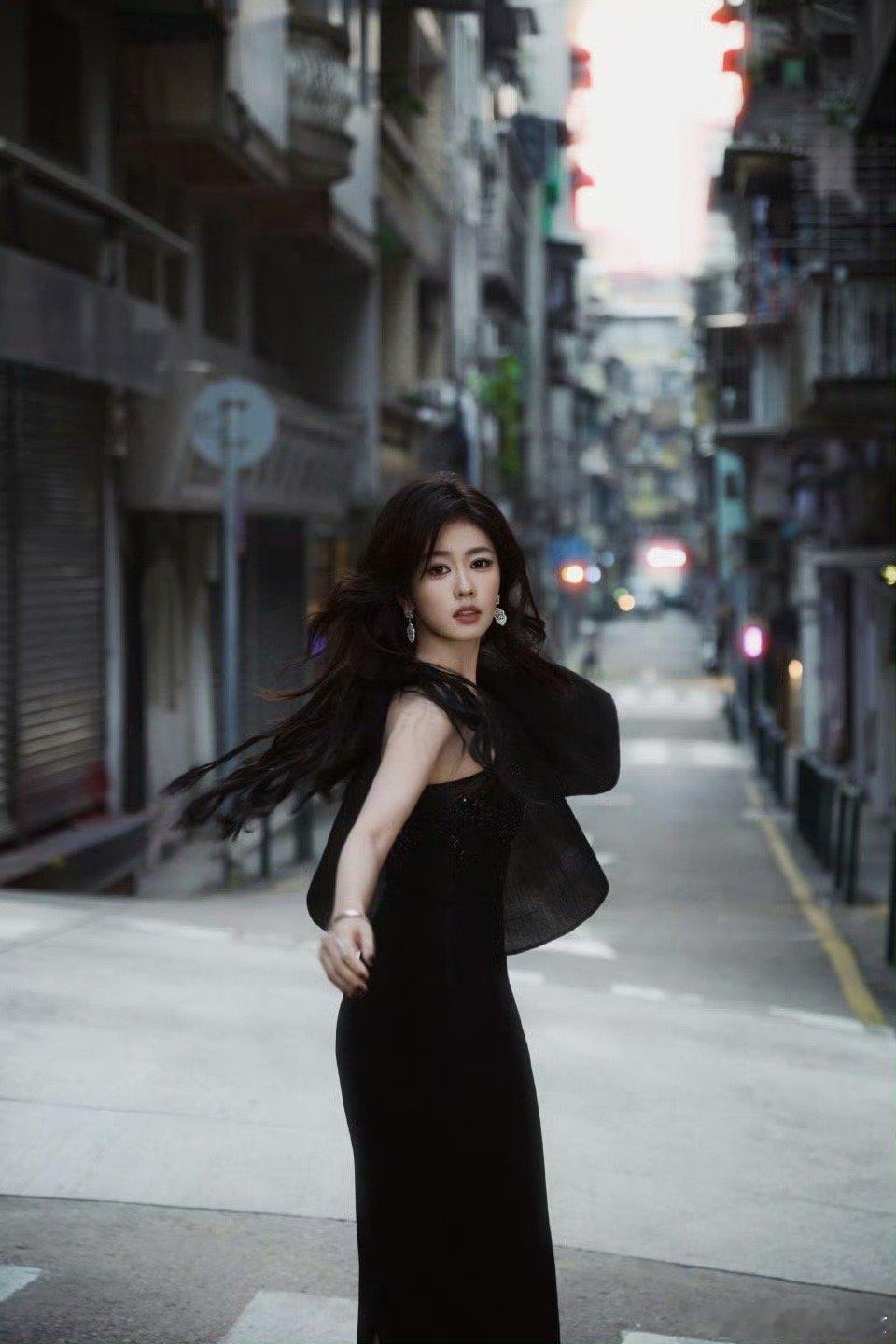 白鹿尖叫之夜造型美图来了，仿佛就是在逃黑天鹅，美到发光了 