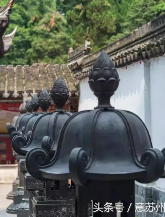 方圆天地，为头条联友对联：
佛门本是清净地，
禅寺何来藏污房。