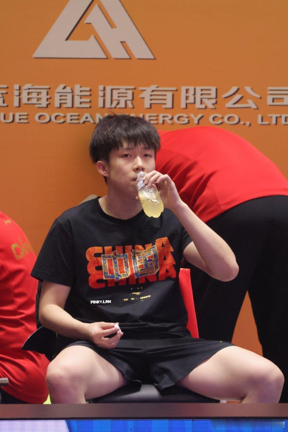 狮友会[超话]王楚钦 🦁王楚钦开心自由 你曾踏过的赛场边界，都悄悄长出了新的星