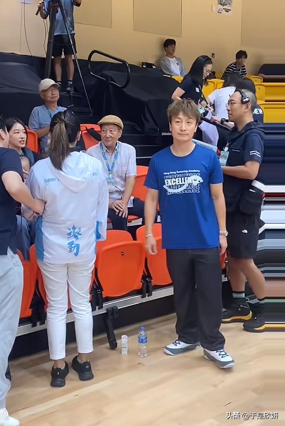 方力申篮球赛现场陪伴妻女，娇妻素颜气质惊艳，小女儿软萌大方不怯场
 
近日，有网