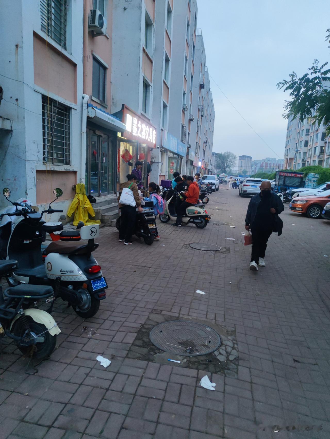 鬼火少年一代传一代啊，昨天晚上太和夜市回来，路上闻到一股烧胶皮味，感觉好奇啊，现