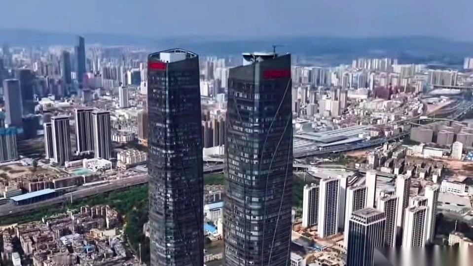 860万。
看到这个数字的时候，我正在挤晚高峰的地铁。人贴着人，连掏手机的空隙都