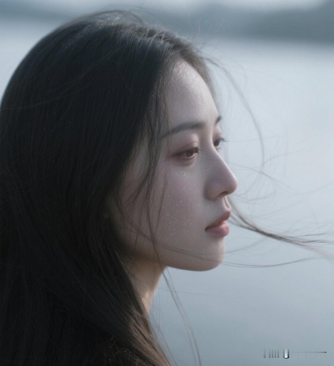 温柔风中，沉思的少女