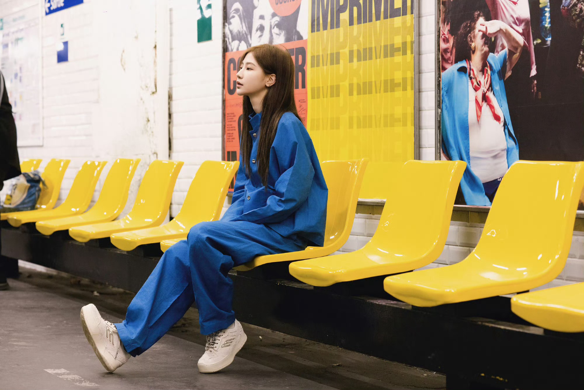 袁一琦身穿2026春夏系列蓝色套装亮相夏姿陈2026秋冬时装秀巴黎时装周