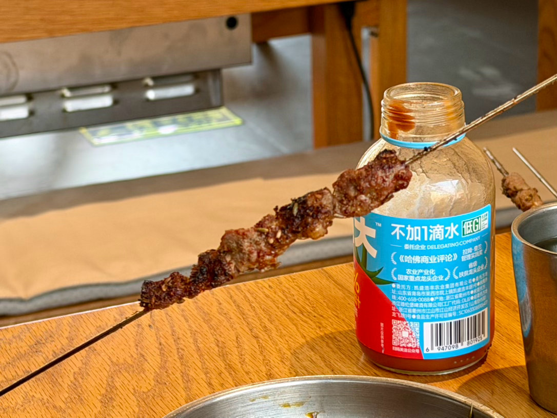 军事博主和餐饮老板拍完两期，吃口午饭。不愧是干餐饮的，串还没吃就评测上了[笑cr