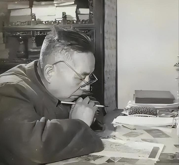 1959年，比张恨水小20岁的第三任妻子周南因癌症痛苦不堪，64岁的张恨水走到她