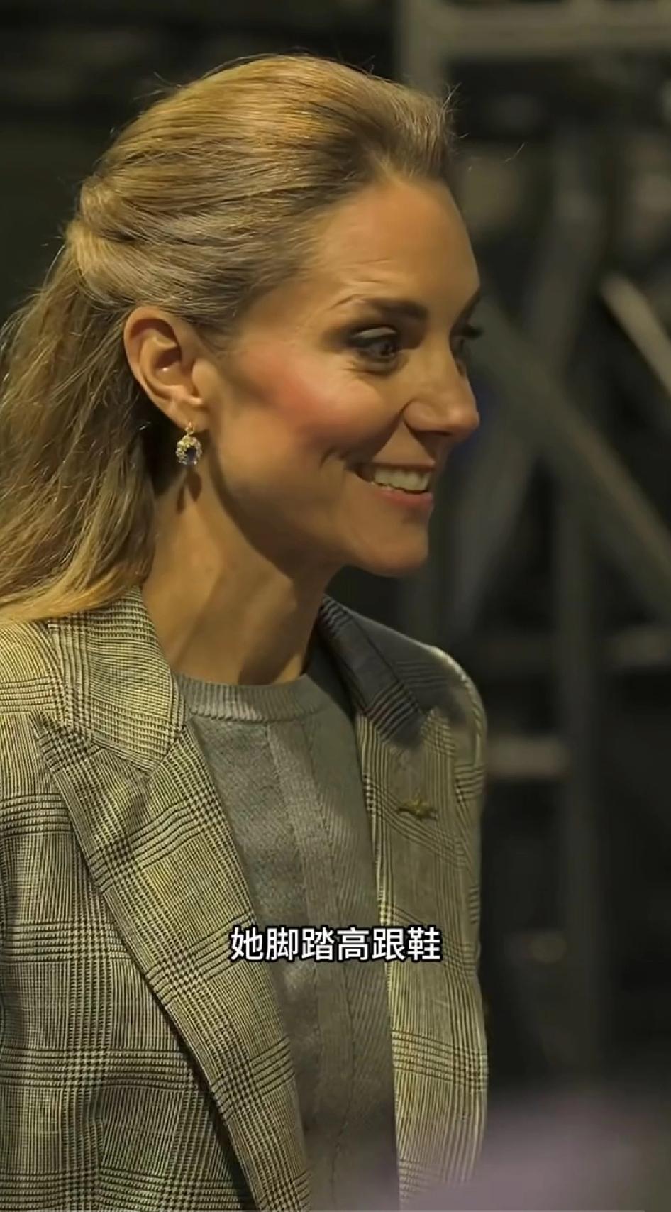 凯特王妃身穿灰色套，凯特王妃以皇家荣誉空军准将的身份出席，装她身穿Bella F