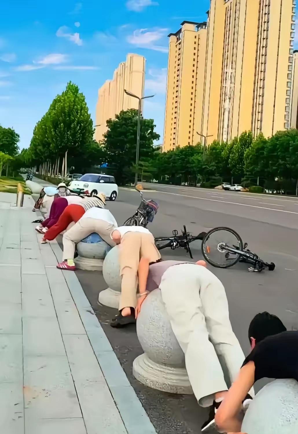 大伏天这样在石圆蹲上晒背真的合适吗？这样上烤下蒸不中暑吗？城里的人抗暑能力有那么