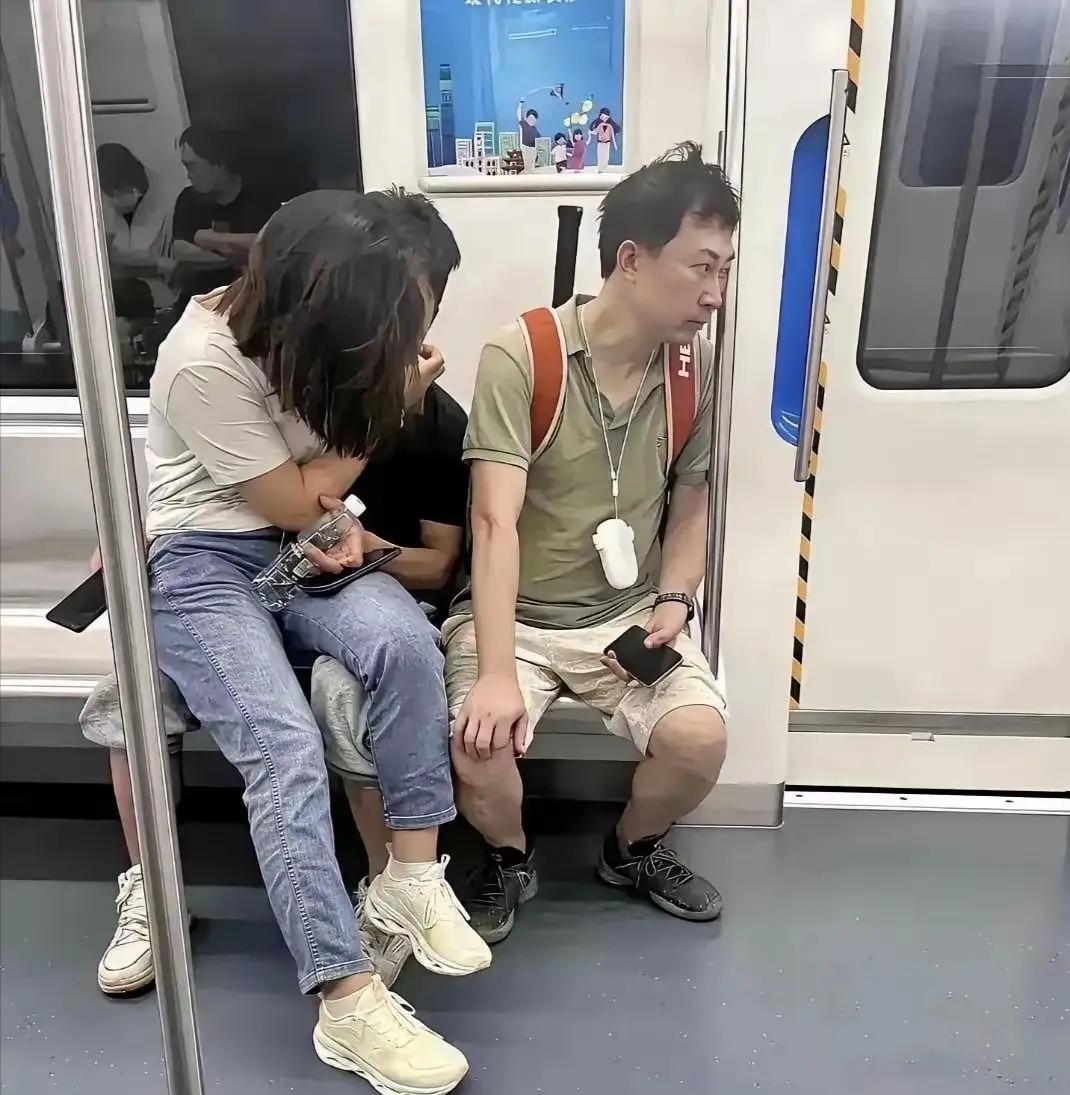 尴尬的怎么会是这名男子呢？光天化日之下，众目睽睽之中，熙熙攘攘人群里，该尴尬的不