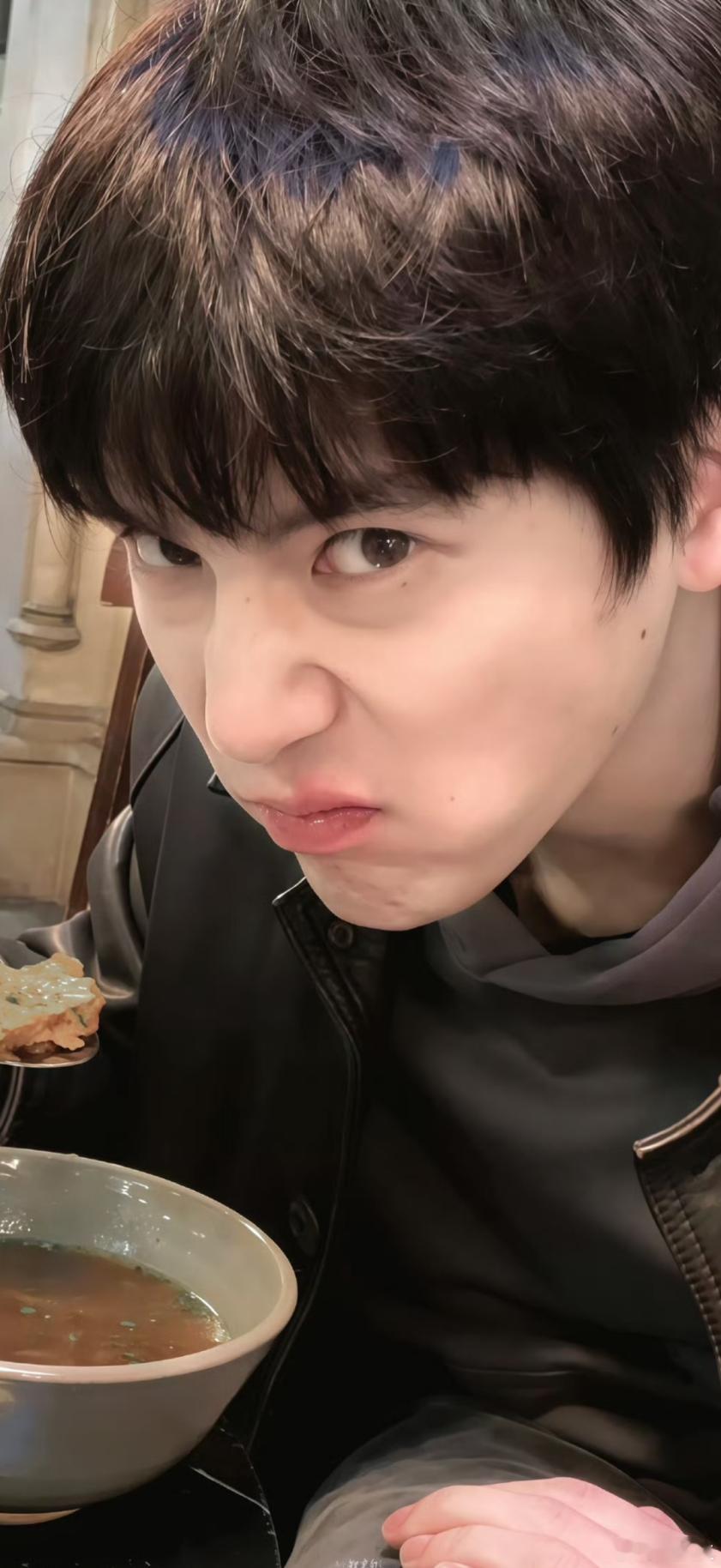 王安宇收了一箱粉丝的信王安宇这小子真的是帅呀，这波是和粉丝互相奔赴！ 