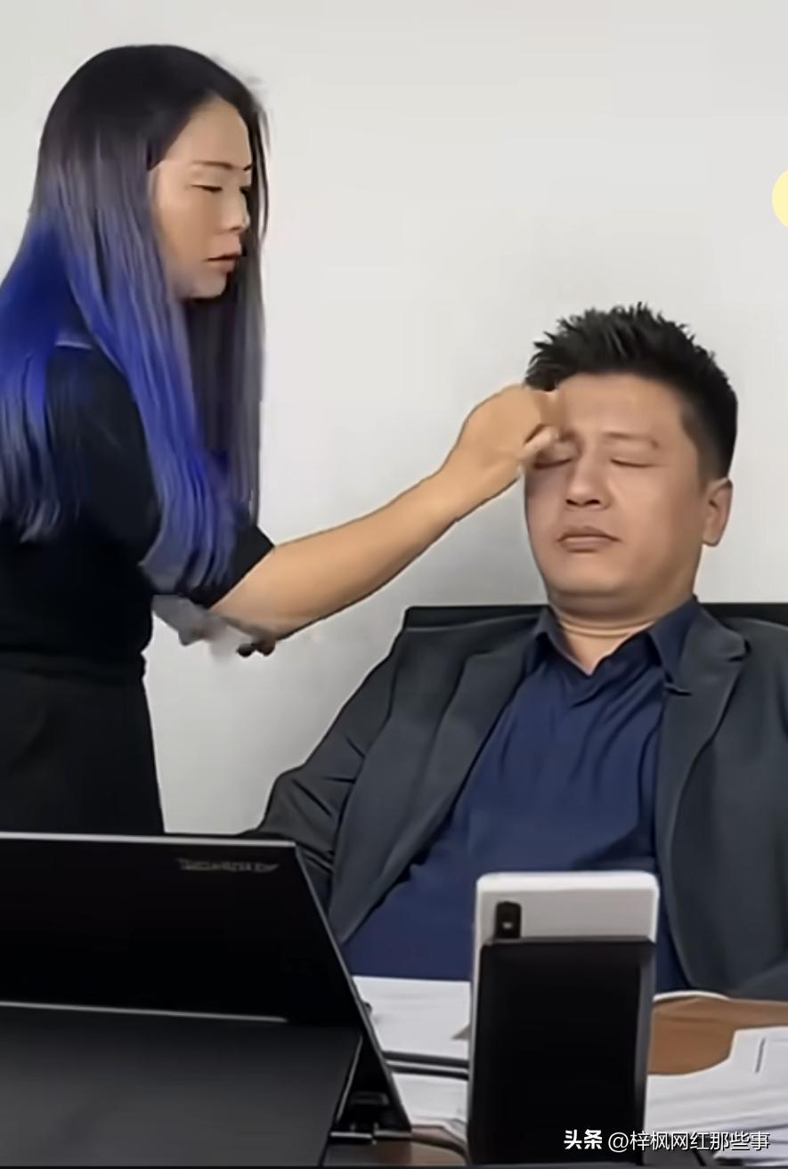 最近张雪峰上了热搜，张雪峰之前我也不认识，看了热搜和网友们的请假，他应该是做教育