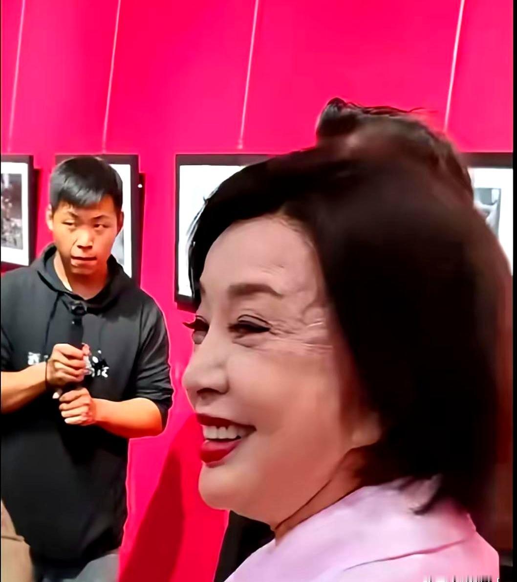 高清镜头怼到面前，人群里就有人蹦出一句“老妖怪”，刺耳得很。刘晓庆
皱纹一层层，