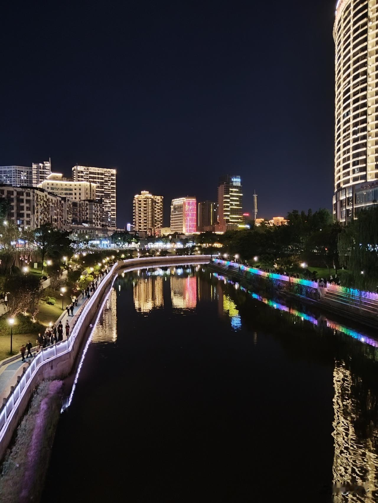 广安：灯光璀璨，人间浪漫

广安西溪河改造后，沿河两岸不仅建起了供人们休闲散步的