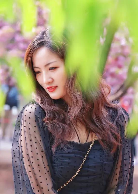春光妩媚佳丽雅；求赐下联淑景清和君子风。