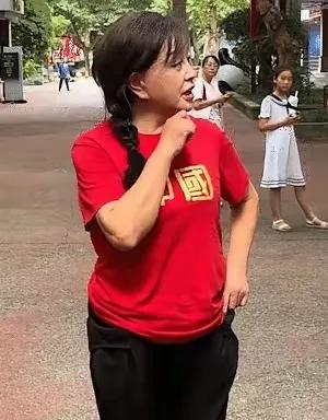 别人别人出轨被痛骂。
年轻的明星就得退圈儿。
可是轮到老艺术家刘晓庆了，就成了她