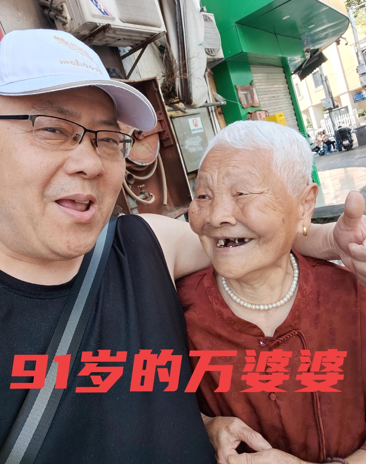 昨天早上8点左右出小区，打算到户外去溜达一圈。

发现小区对面“超越”猪血粉店，