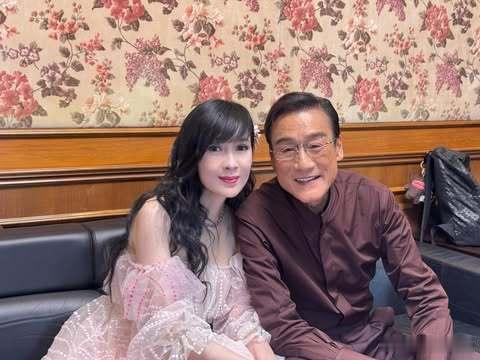 梁家辉 周慧敏春晚后台合影.周慧敏IG：不要以為央視春晚那麼多人，我們會很容易就