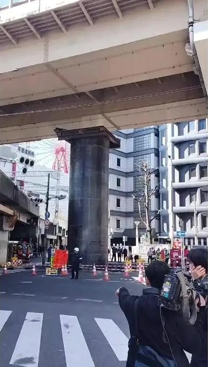 日本的“耻辱柱”自己从地下长出来了。3月11号，日本举国上下正忙着，祭奠大地震1