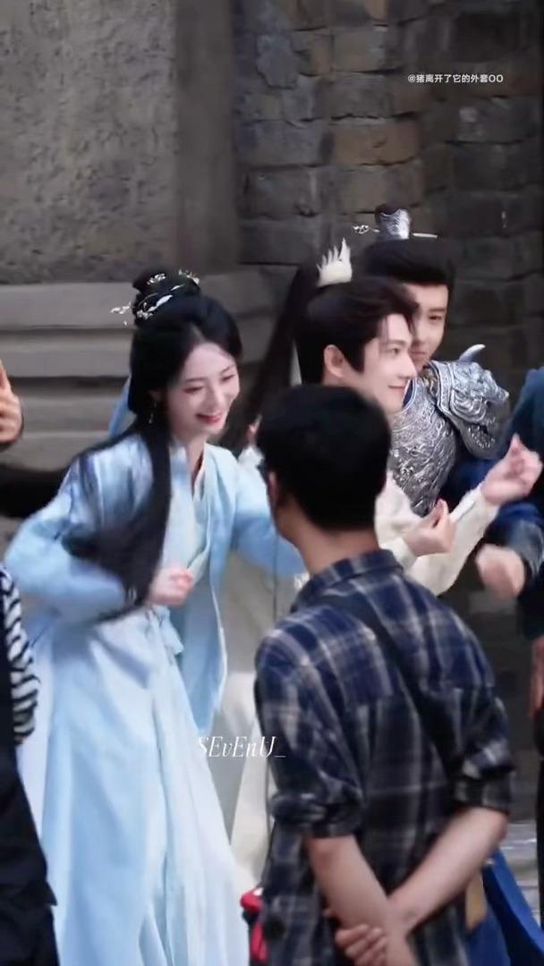 杨洋周洁琼同框跳舞路透杨洋周洁琼跳舞好可爱 是在录花絮吧 