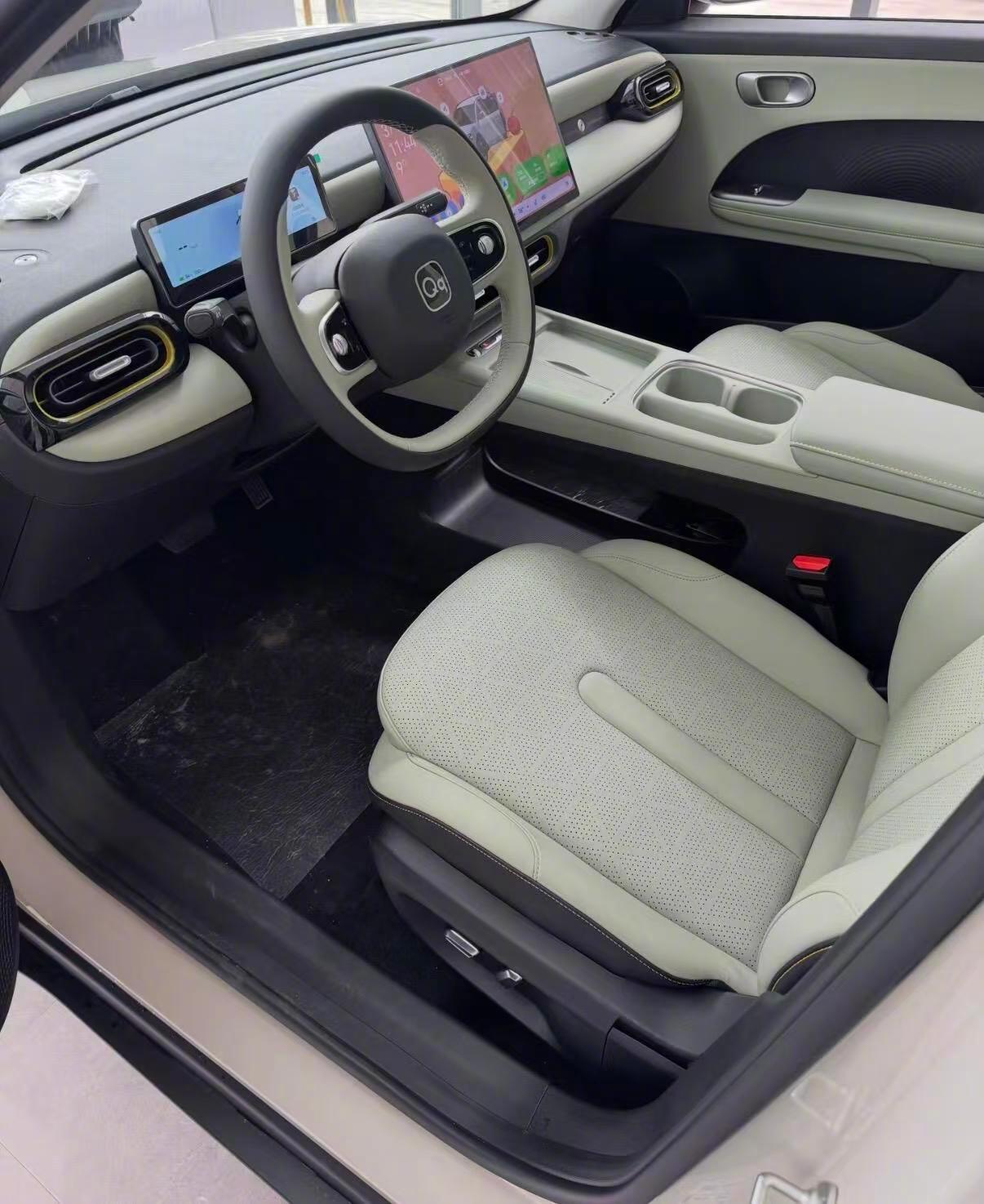 全系标配了高通8155芯片和15.6英寸2.5K大屏，车机操作流畅，还支持AI语