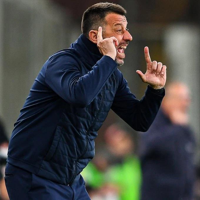 意甲保级一片混乱，排在第15名的莱切宣布主教练达维尔萨下课，他下课的原因也很特别