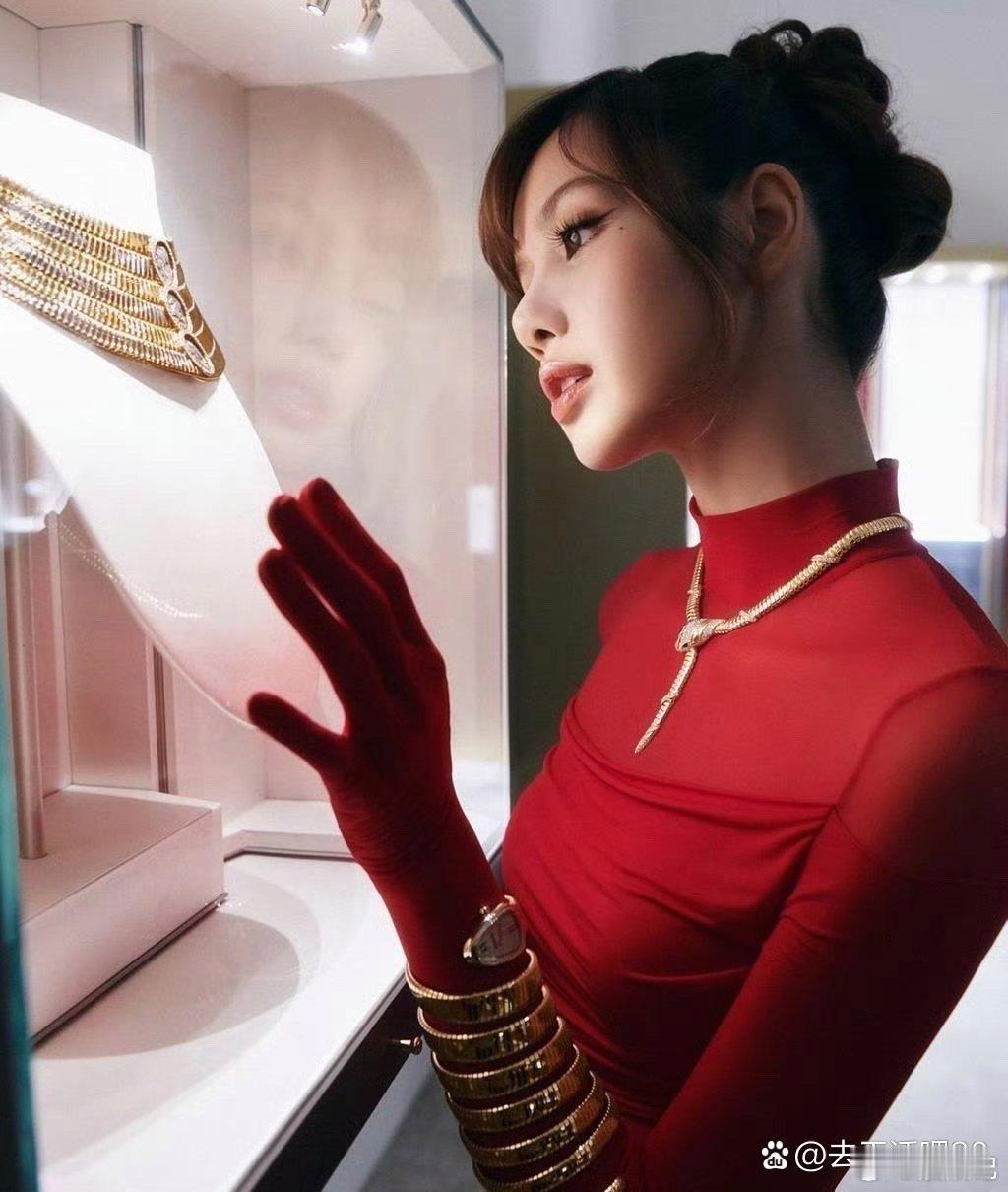 Lisa这身材好完美，一身红色礼服，明媚优雅好迷人！ 