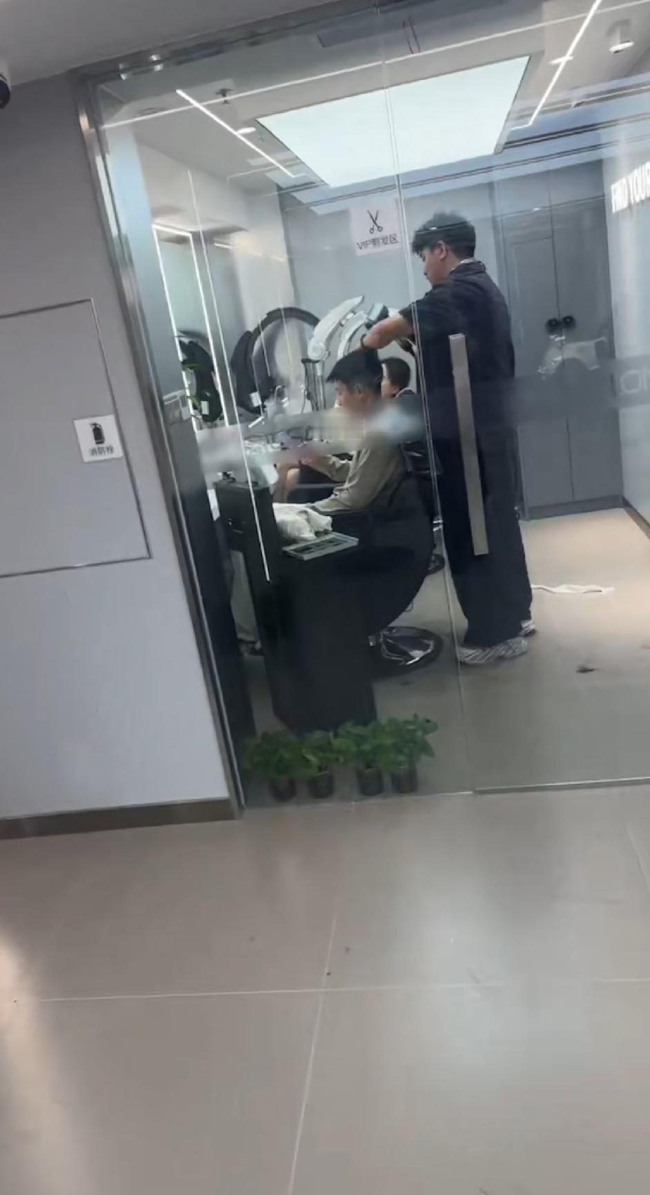 赵心童好另类，带女友到上海理发只要美式前刺，专门办vip理发卡，与路人合影胖了不