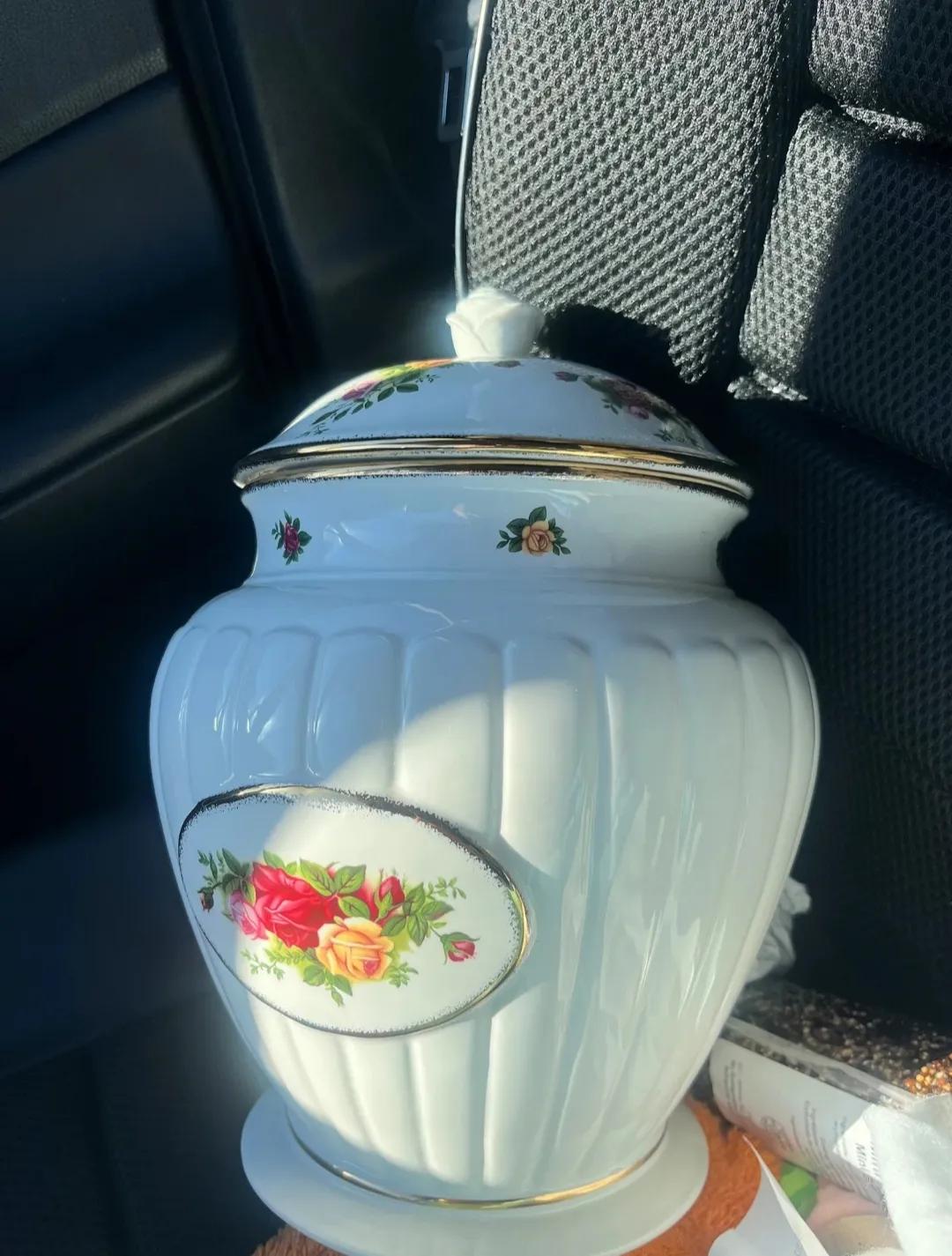 我妈让我带着这个罐子滚出去！
它只是个饼干罐啊，是我辛辛苦苦抱回家的啊！[流泪]